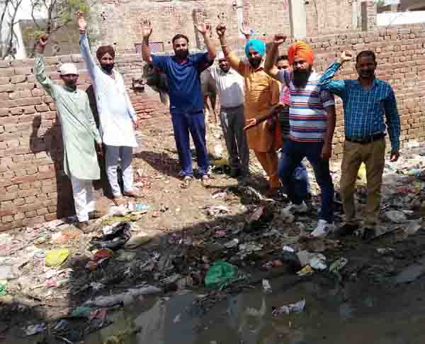 ਪ੍ਰੇਸ਼ਾਨ ਸ਼ਰਧਾਲੂਆਂ ਵੱਲੋਂ ਨਗਰ ਕੌਂਸਲ ਖਿਲਾਫ ਨਾਅਰੇਬਾਜ਼ੀ