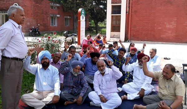 panchayat samiti employees   dharna entered in 10th day