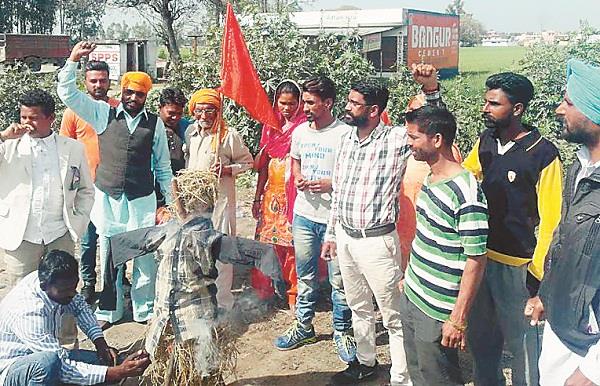 rural labor union unleashing the effigy of jalandhar administration