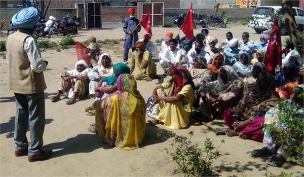 dharna by mnrega workers