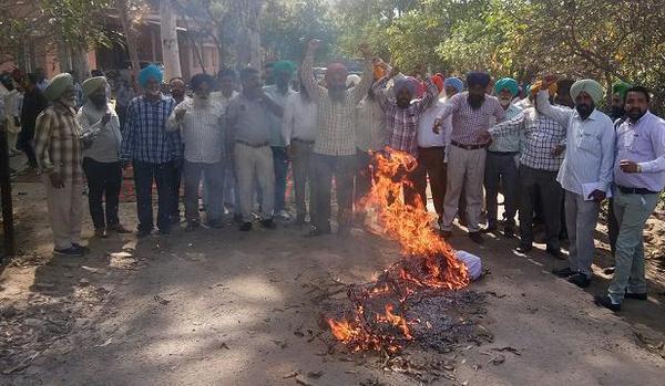 powercom employees protest by protesting
