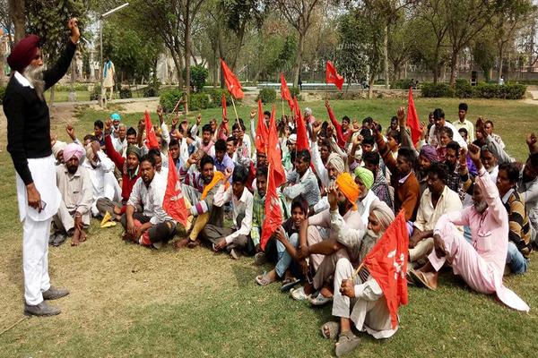 bhattha workers gave a dharna