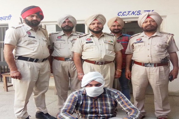 ਸ਼ਰਾਬੀ ਨੇ ਏ. ਐੱਸ. ਆਈ. ਦੀ ਪਾੜੀ ਵਰਦੀ ਤੇ ਕੀਤੀ ਗਾਲੀ-ਗਲੋਚ; ਮਾਮਲਾ ਦਰਜ