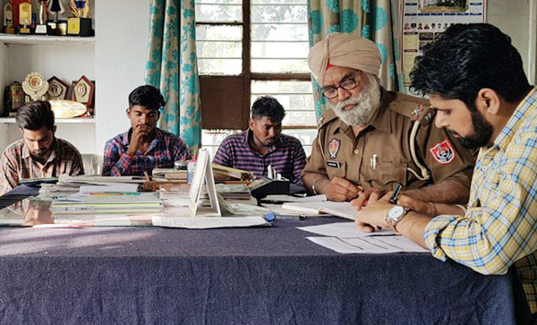 ਕਿਸੇ ਹੋਰ ਦੀ 12ਵੀਂ ਦਾ ਪੇਪਰ ਦਿੰਦੇ 3 ਕਾਬੂ,  1 ਫਰਾਰ