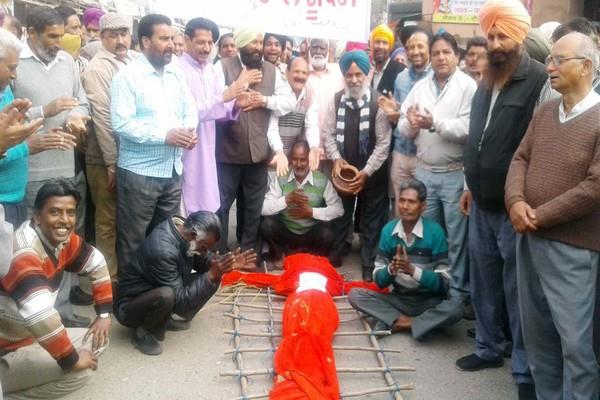 blow up the union cloth minister  s effigy after mill workers