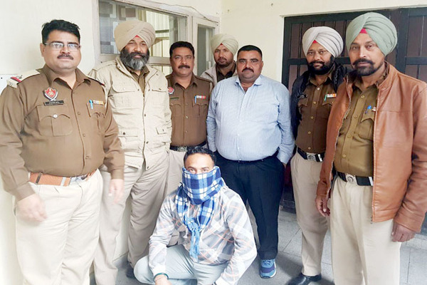 ਅੱਖਾਂ ''ਚ ਮਿਰਚਾਂ ਪਾ ਕੇ ਪੁਲਸ ਕਸਟੱਡੀ ਤੋਂ ਸਾਥੀ ਨੂੰ ਭਜਾਉਣ ਵਾਲਾ ਕਾਬੂ