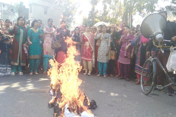 ਅਧਿਆਪਕਾਂ ਤੇ ਮੁਲਾਜ਼ਮਾਂ ਨੇ ਰੋਸ ਮਾਰਚ ਕੱਢ ਕੇ ਪੰਜਾਬ ਸਰਕਾਰ ਦੀ ਫੂਕੀ ਅਰਥੀ