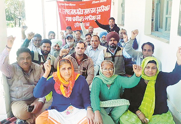 2 ਮਹੀਨਿਆਂ ਤੋਂ ਨਹੀਂ ਮਿਲੀ ਤਨਖਾਹ, ਕੱਟ ਰਹੇ ਹਨ ਫਾਕੇ