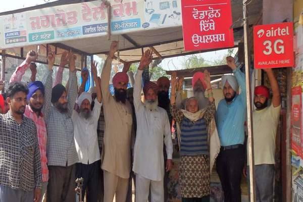 the shopkeeper slogans against police administration