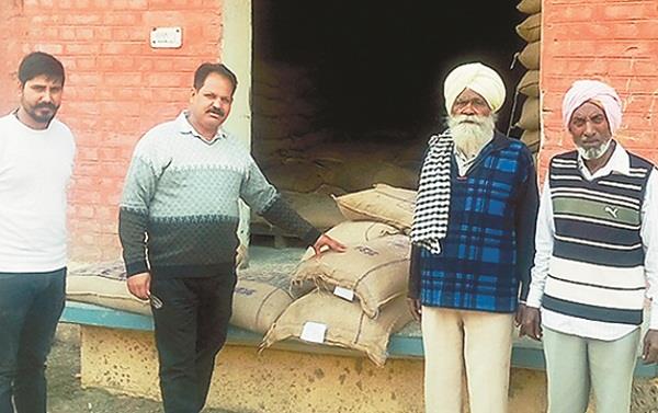 custody by taking 9 lakh rice to trucks
