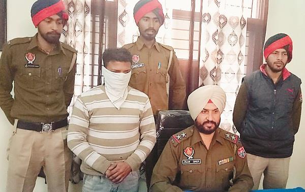 smugglers arrested with 10 grams heroin