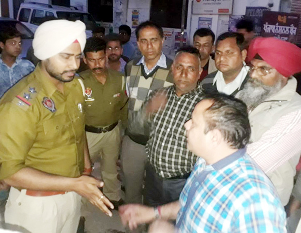 ਅੱਪਰਾ ਪੁਲਸ ਵੱਲੋਂ ਬਸਪਾ ਆਗੂ ਦੇ ਪੁੱਤਰ ਨੂੰ ਧੱਕੇ ਮਾਰਨ ''ਤੇ ਮਾਹੌਲ ਤਣਾਅਪੂਰਨ