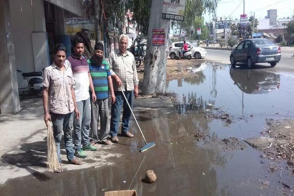 people suffering from block sewerage and rain water at mansoorwal dona