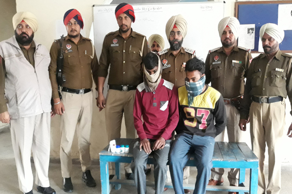 ਔਰਤਾਂ ਦੇ ਕੰਨਾਂ ''ਚੋਂ ਵਾਲੀਆਂ ਲਾਹੁਣ ਵਾਲੇ 2 ਅੜਿੱਕੇ