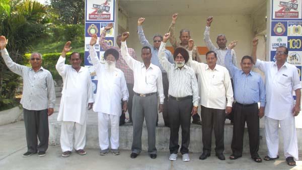 sloganeering against the government by municipal pensioners