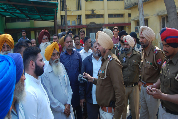 ਪੋਸਟ ਮਾਰਟਮ ''ਚ ਦੇਰੀ ਤੋਂ ਭੜਕੇ ਲੋਕਾਂ ਕੀਤਾ ਕਪੂਰਥਲਾ-ਸੁਲਤਾਨਪੁਰ ਲੋਧੀ ਮਾਰਗ ਜਾਮ