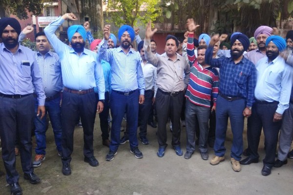 ਡੀ. ਈ. ਓ. ਦਫਤਰ ਮੂਹਰੇ ਸਰਕਾਰ ਖਿਲਾਫ ਨਾਅਰੇਬਾਜ਼ੀ