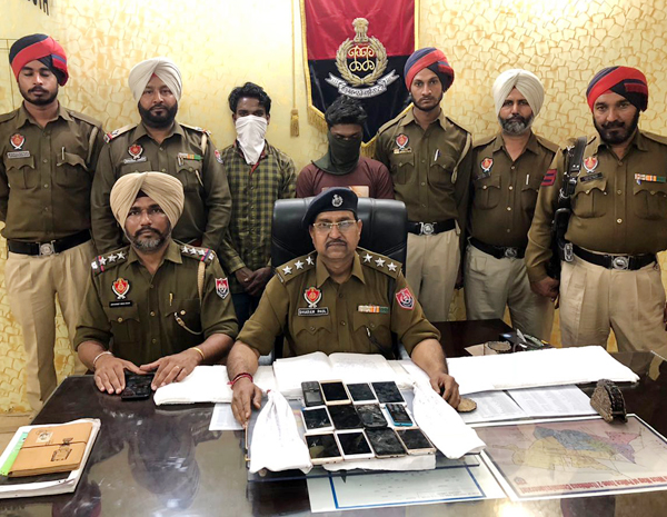 ਦਰਜਨਾਂ ਪ੍ਰਵਾਸੀਆਂ ਦੇ ਖੂਨ-ਪਸੀਨੇ ਦੀ ਕਮਾਈ ਲੁੱਟਣ ਵਾਲੇ ਗ੍ਰਿਫਤਾਰ