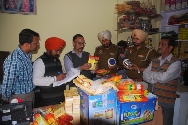 ਪੁਲਸ ਤੇ ਸਿਹਤ ਵਿਭਾਗ ਵੱਲੋਂ ਕਰਿਆਨੇ ਦੀ ਦੁਕਾਨ ''ਚ ਛਾਪੇਮਾਰੀ