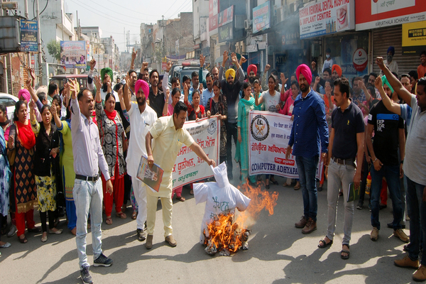 ਅਧਿਆਪਕਾਂ ਨੇ ਫੁਕਿਆ ਕੈਪਟਨ ਸਰਕਾਰ ਦਾ ਪੁਤਲਾ