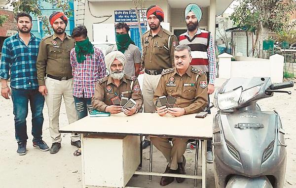 two robbers rob the passersby