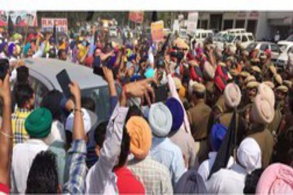 akali dal  s farmer wing protested against captain