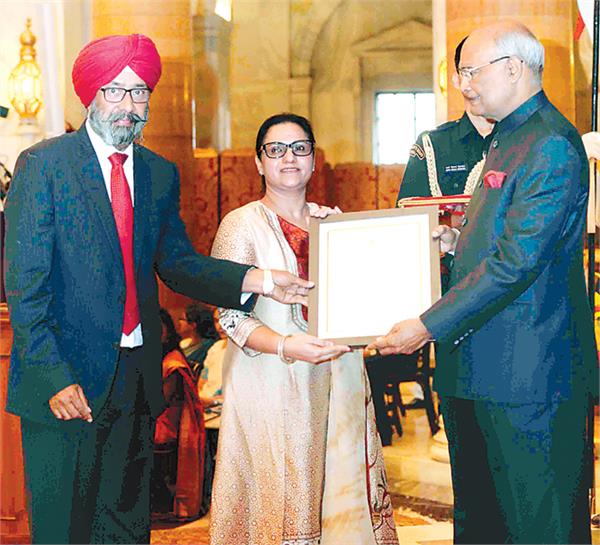 razia sultana receives   nari shakti puraskar   from president