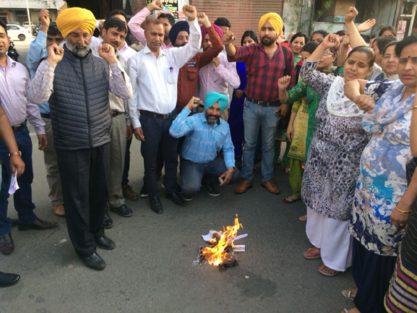 ਅਧਿਆਪਕਾਂ ਵੱਲੋਂ ਬੀ. ਪੀ. ਈ. ਓ. ਦਫਤਰ ਅੱਗੇ ਧਰਨਾ