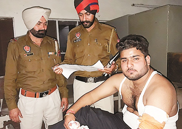 ਪਹਿਲਾਂ ਕੀਤੀ ਲੜਕੀ ਨਾਲ ਛੇੜਛਾੜ, ਵਿਰੋਧ ਕਰਨ ''ਤੇ ਮਾਮੇ-ਭਰਾ ਨੂੰ ਕੀਤਾ ਜ਼ਖਮੀ