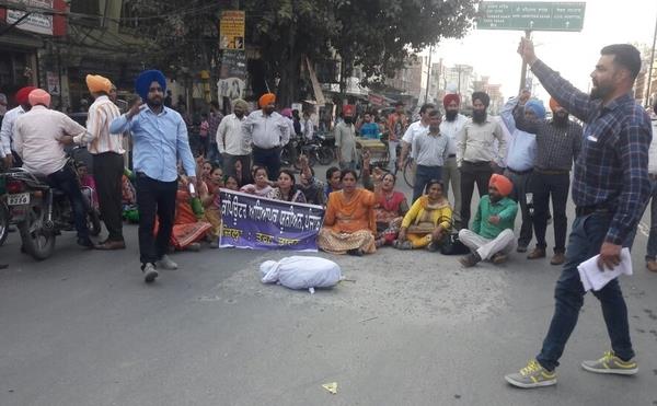 teacher organizations burnt the government  s effigy