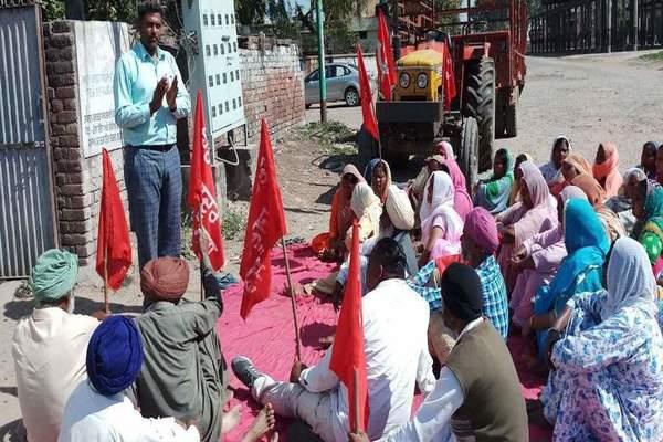 comrades confronted with food supplied by the food supply department  s office