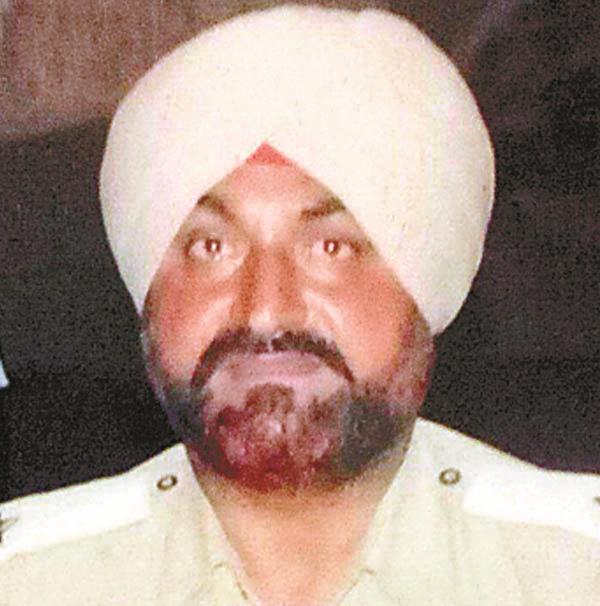 the traffic police taking bribe police staff and a homeguard suspend
