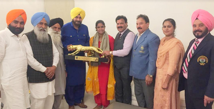 ਸਿੱਧੂ ਨੇ ਪਹਿਲਵਾਨ ਨਵਜੋਤ ਕੌਰ ਦਾ ਘਰ ਬੁਲਾ ਕੇ ਕੀਤਾ ਸਨਮਾਨ