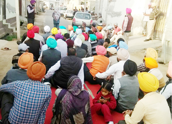 ਅਧਿਆਪਕਾਂ ਵੱਲੋਂ ਵਿਧਾਇਕ ਪੰਡੋਰੀ ਦੇ ਘਰ ਅੱਗੇ ਧਰਨਾ