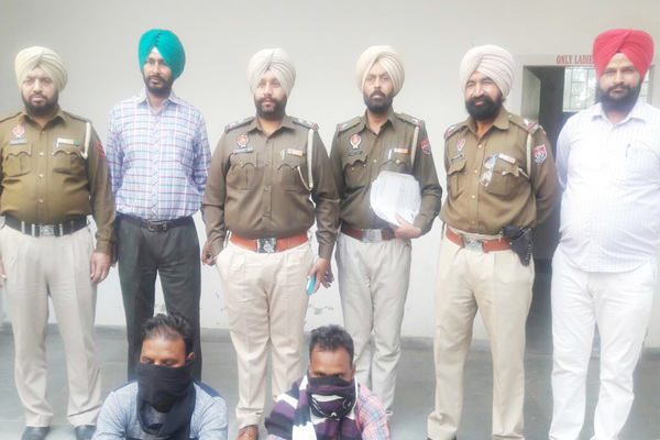 100 ਬੋਤਲਾਂ ਨਾਜਾਇਜ਼ ਸ਼ਰਾਬ ਸਣੇ 2 ਕਾਬੂ