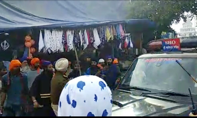 ਹੁੱਲੜਬਾਜ਼ਾਂ ਵੱਲੋਂ ਹੋਲੇ ਮਹੱਲੇ ਦੌਰਾਨ ਡਿਊਟੀ ਦੇ ਰਹੇ ਪੁਲਸ ਮੁਲਾਜ਼ਮਾਂ ''ਤੇ ਹਮਲਾ