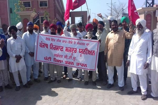 kirti laborers gave the dharna next to the deputy commissioner  s office