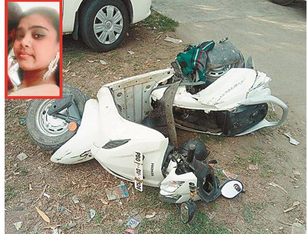 car collision with girls by going to school  death of 1  death of 1