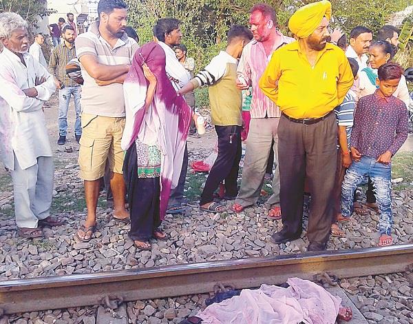 running behind armed gangs armed with stones