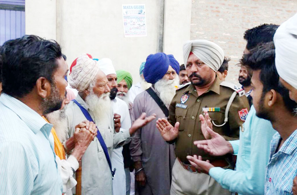 ਕਿਸਾਨਾਂ ਨੂੰ ਗ੍ਰਿਫਤਾਰ ਕਰਨ ਆਈ ਪੁਲਸ ਦੀਆਂ ਗੱਡੀਆਂ ਘੇਰੀਆਂ