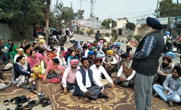 joint forum and employee ekta manch gave dharna