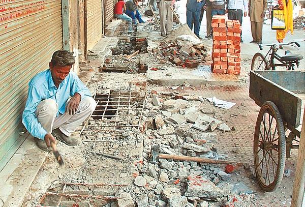 fearful shopkeepers with illegal encroachment campaigns