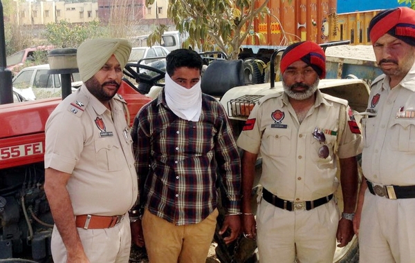 ਰੇਤਾ ਨਾਲ ਲੱਦੀ ਟਰੈਕਟਰ-ਟਰਾਲੀ ਸਣੇ ਕਾਬੂ