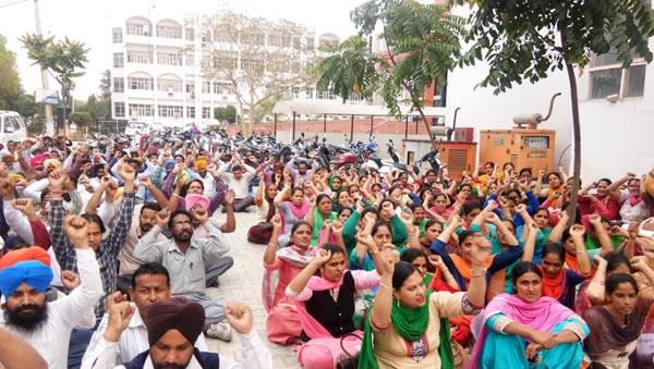 teachers fook the punjab government and education secretary