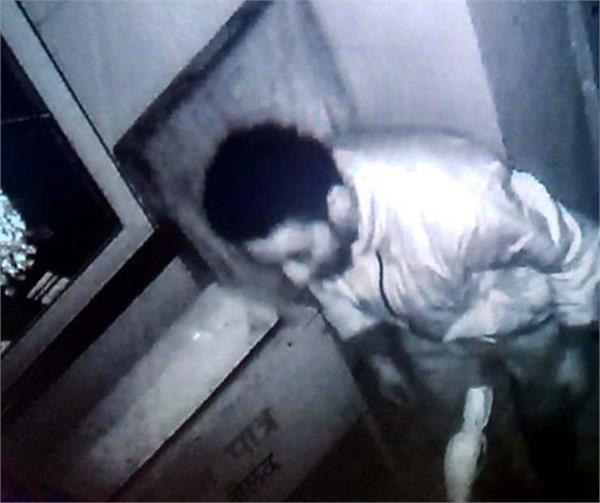 thief in temple
