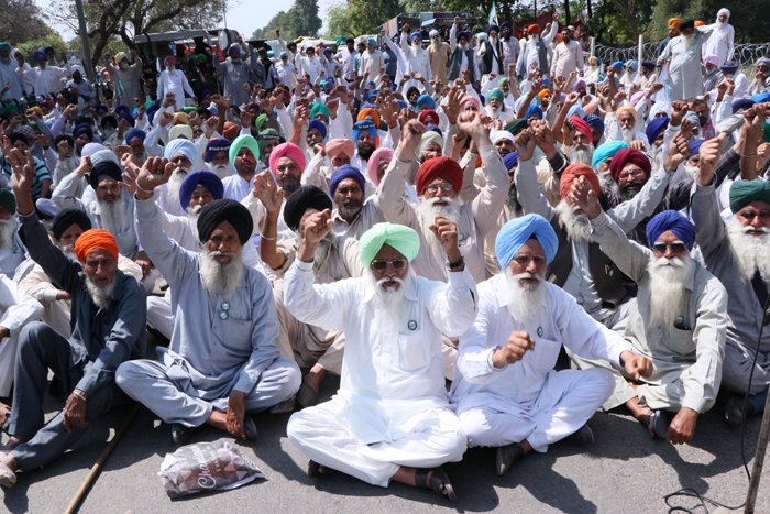 ਮੰਗਾਂ ਮਨਵਾਉਣ ਲਈ ਸੰਘਰਸ਼ ,,ਸੜਕਾਂ ''ਤੇ ਡਟੇ ਕਿਸਾਨ