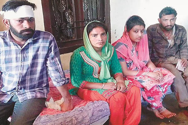 ਰੋਟੀ ਖਾਂਦੇ ਹੋਏ ਪਰਿਵਾਰ ''ਤੇ ਡਿਗਿਆ ਲੈਂਟਰ, 4 ਜ਼ਖਮੀਂ
