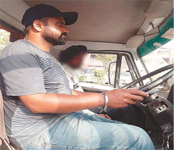 public seats belt traffic police