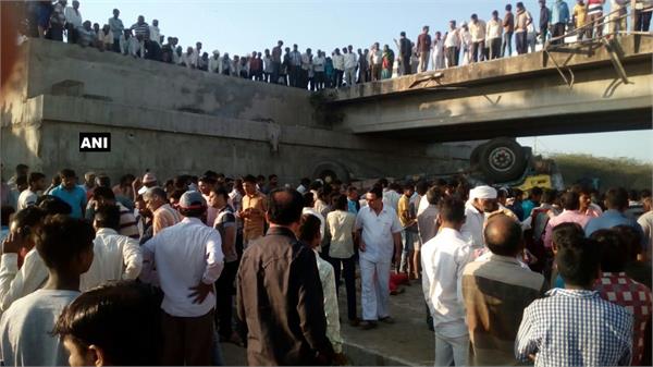 truck collapses 20 killed