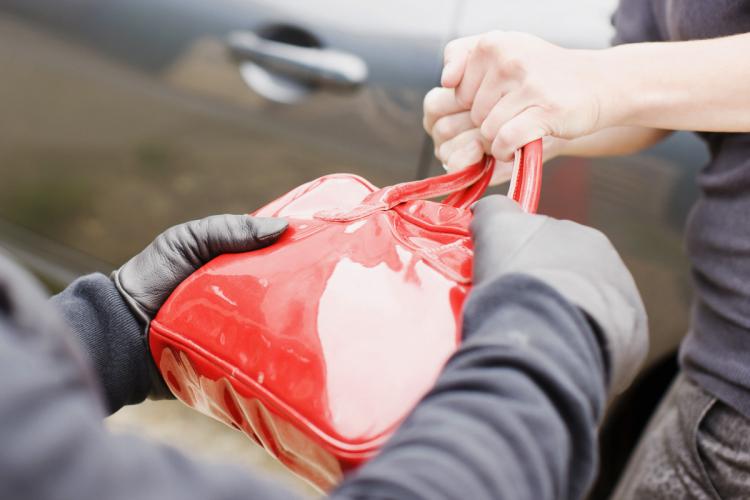 ਪੀਲੇ ਰੰਗ ਦੇ ਬਿਨਾਂ ਨੰਬਰ ਮੋਟਰਸਾਈਕਲ ਸਵਾਰ ਲੁਟੇਰਿਆਂ ਨੇ ਔਰਤ ਦਾ ਪਰਸ ਖੋਹਿਆ